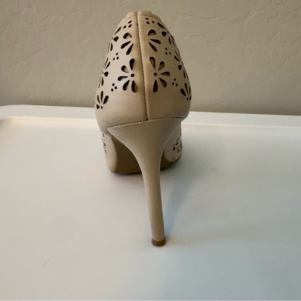 LC Lauren Conrad Confetti Ivory flower laser cut out stiletto heels size 6 - Picture 14 of 16